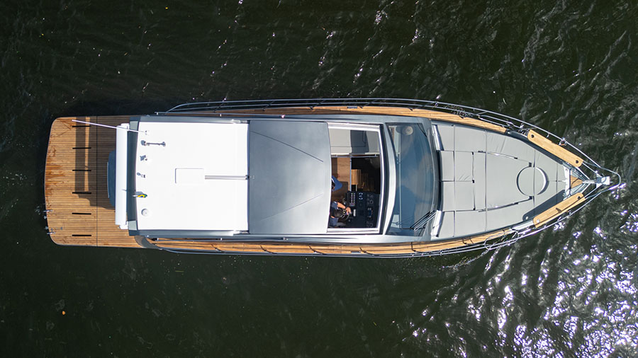 3 camarotes e plataforma submergível: conheça a Solara 410 HT
